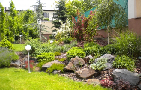 RD - Okrasná zahrada u rodinného domu s dostatkem prostoru pro rodinu.