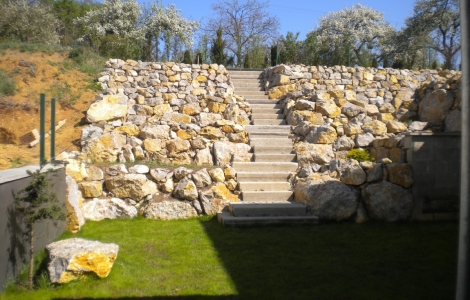 Hora kamení - Velká kamenná zeď s integrovaným schodištěm.