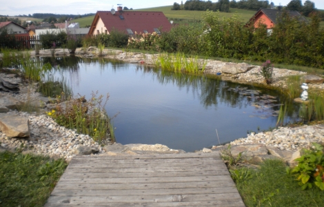 RD / Nové Město na Moravě - Koupací jezírko o vodní ploše 60 m2 slouži k rekreaci i jako útočiště vodním i obojživelným tvorům.